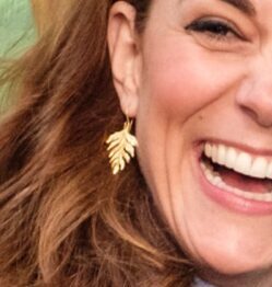EQlWnaDXsAEE8ua Catherine Zoraido fern earrings